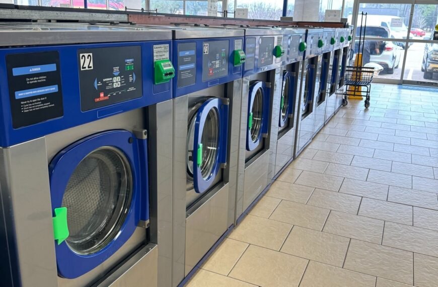 Why Businesses Near 77060 Are Outsourcing Their Commercial Laundry